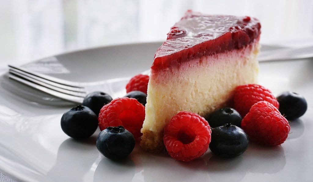 Part de cheesecake spéculoos aux fruits rouges