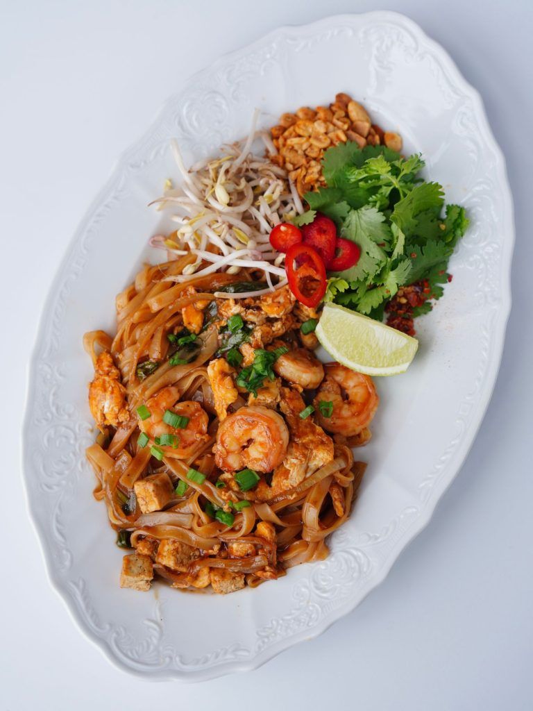 Pad thaï aux crevettes et cacahuètes