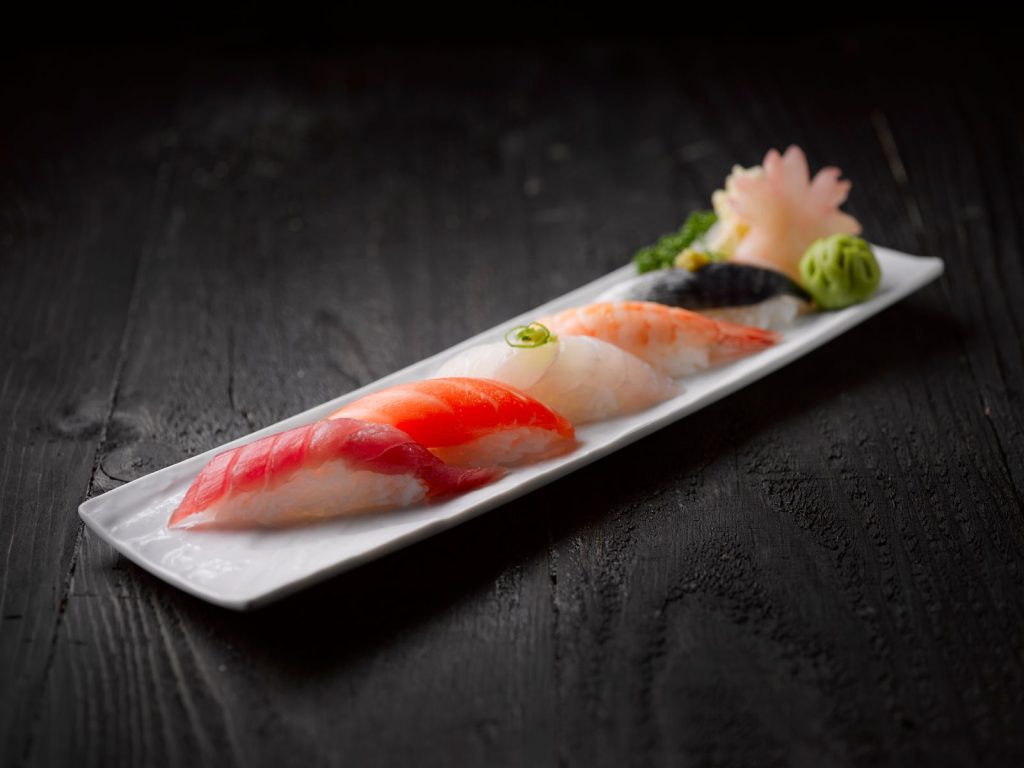 Tranches de sashimi de saumon dressées