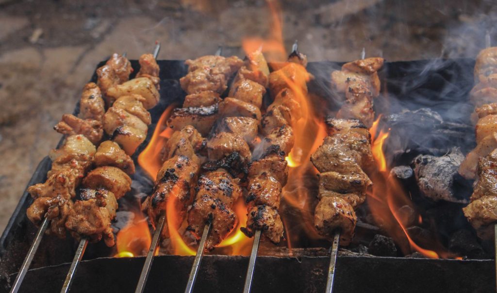 Yakitori de poulet, brochettes japonaises laquées