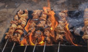 Yakitori de poulet : les brochettes japonaises laquées