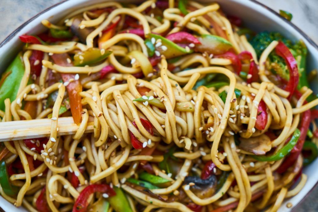 Nouilles sautées au poulet et légumes au wok