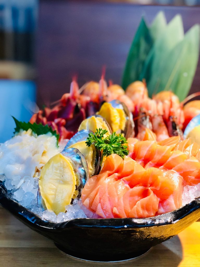 Tranches de sashimi de thon sur ardoise
