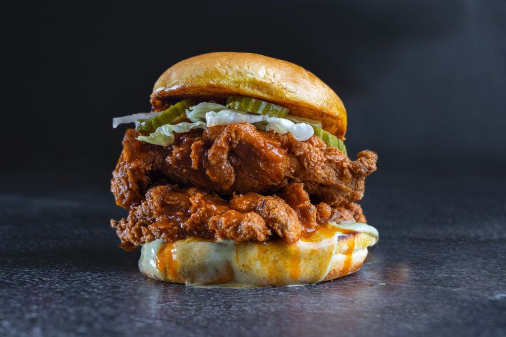 Burger crispy au poulet pané et cheddar